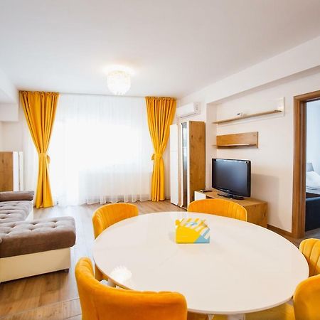 Spacious & Bright 2 Bedroom Central Apartment 오라데아 외부 사진