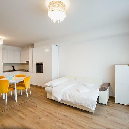 Spacious & Bright 2 Bedroom Central Apartment 오라데아 외부 사진