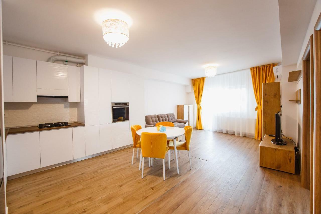 Spacious & Bright 2 Bedroom Central Apartment 오라데아 외부 사진