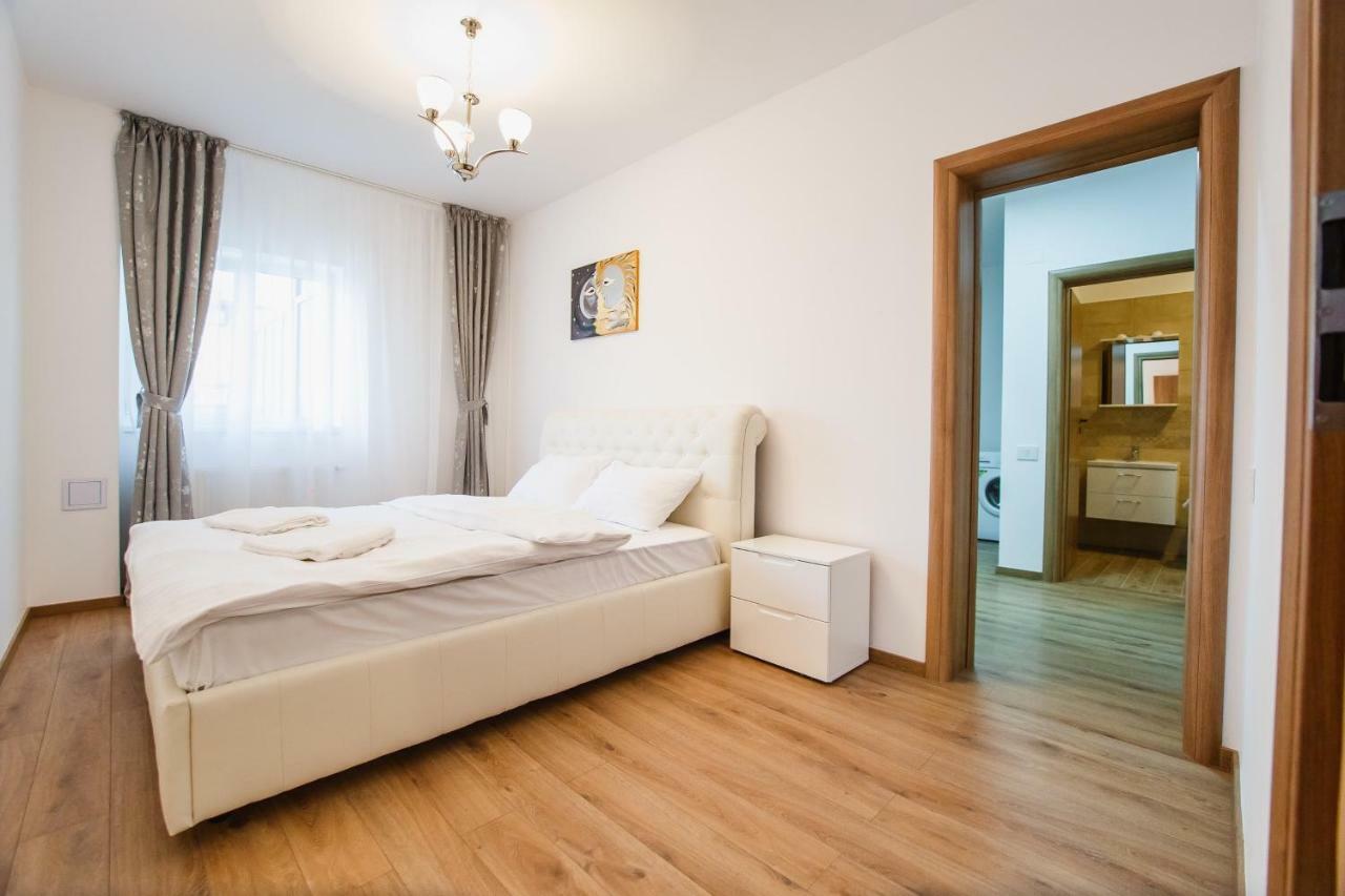 Spacious & Bright 2 Bedroom Central Apartment 오라데아 외부 사진