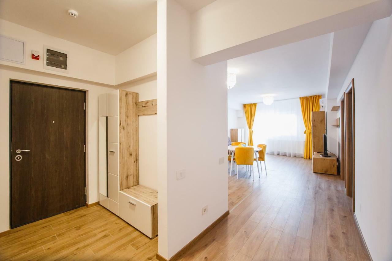Spacious & Bright 2 Bedroom Central Apartment 오라데아 외부 사진