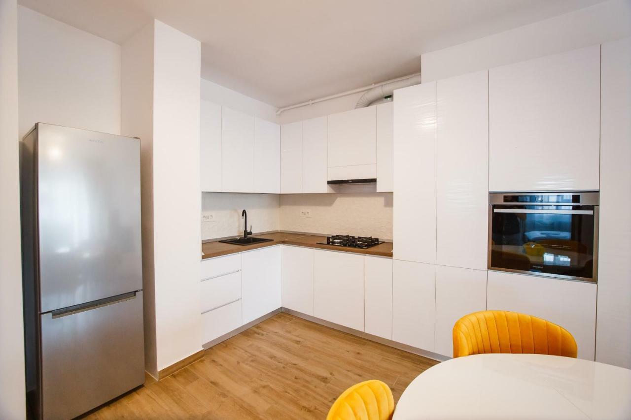 Spacious & Bright 2 Bedroom Central Apartment 오라데아 외부 사진