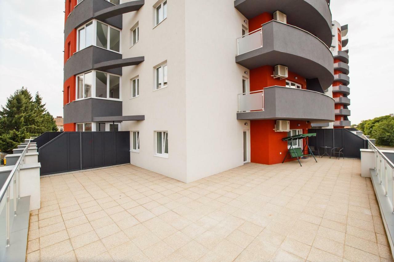 Spacious & Bright 2 Bedroom Central Apartment 오라데아 외부 사진