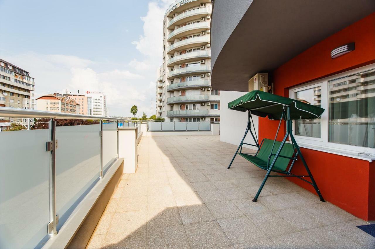 Spacious & Bright 2 Bedroom Central Apartment 오라데아 외부 사진