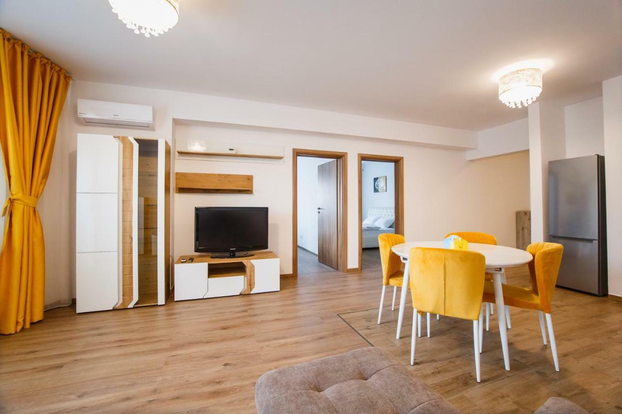 Spacious & Bright 2 Bedroom Central Apartment 오라데아 외부 사진