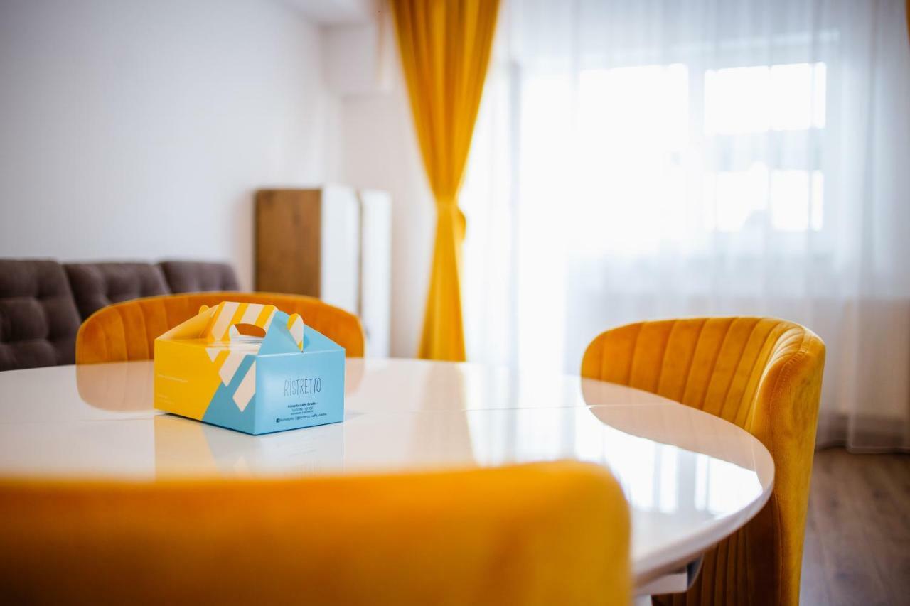 Spacious & Bright 2 Bedroom Central Apartment 오라데아 외부 사진