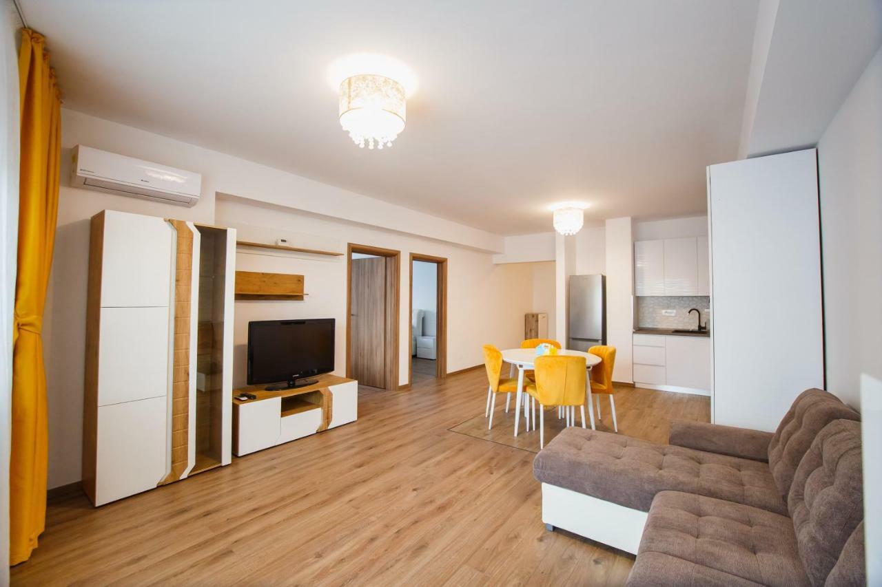Spacious & Bright 2 Bedroom Central Apartment 오라데아 외부 사진