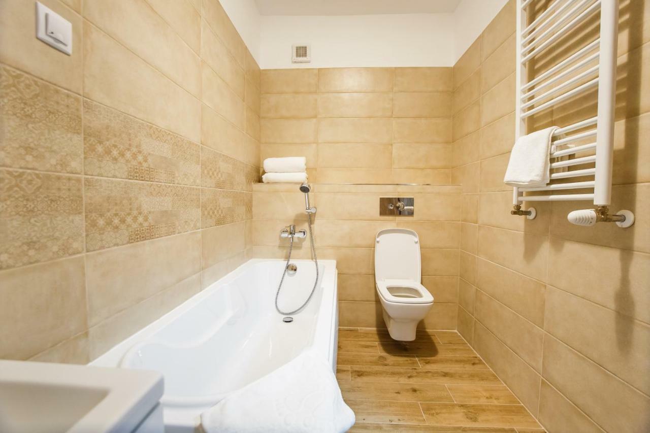 Spacious & Bright 2 Bedroom Central Apartment 오라데아 외부 사진