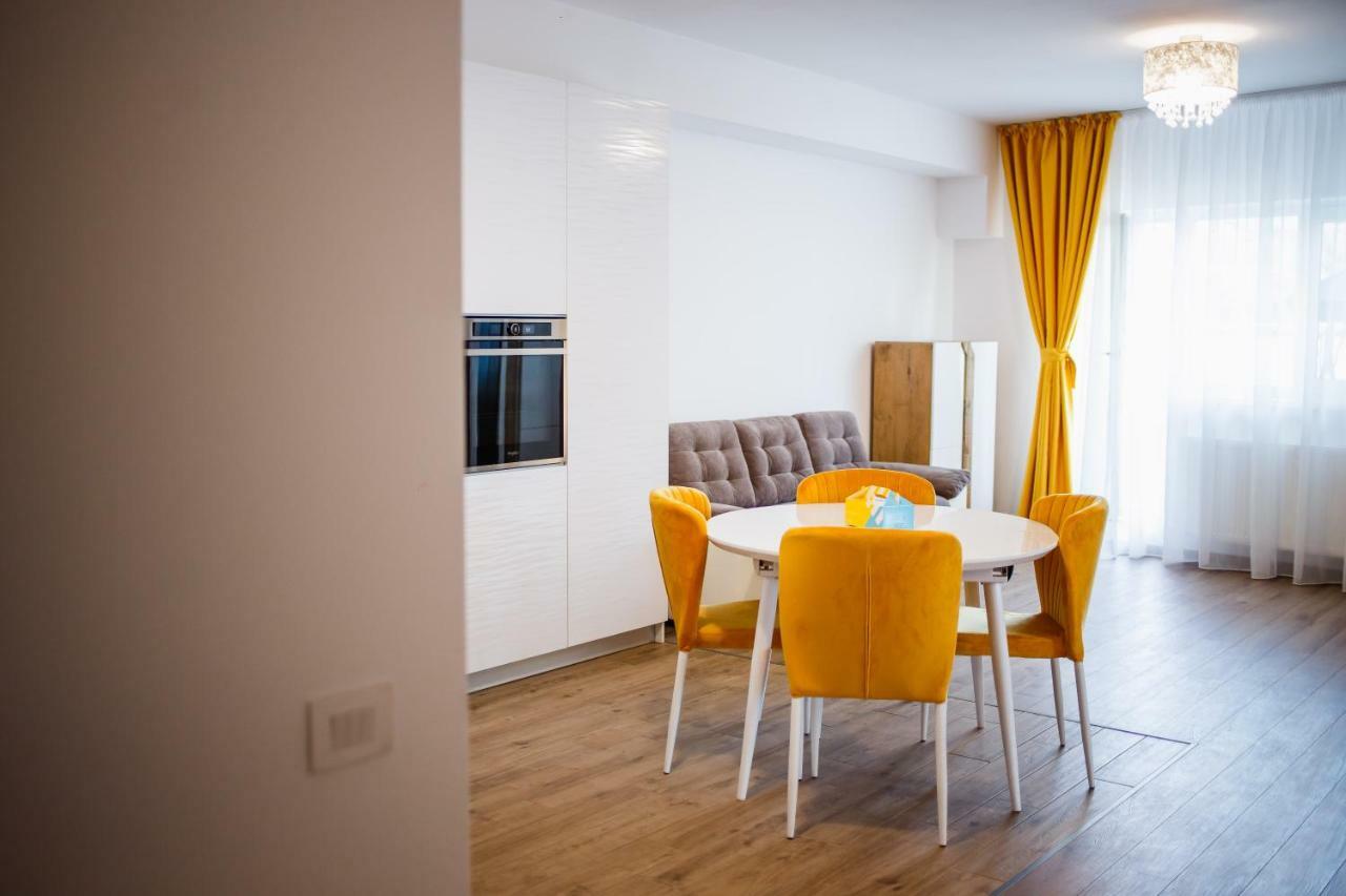 Spacious & Bright 2 Bedroom Central Apartment 오라데아 외부 사진