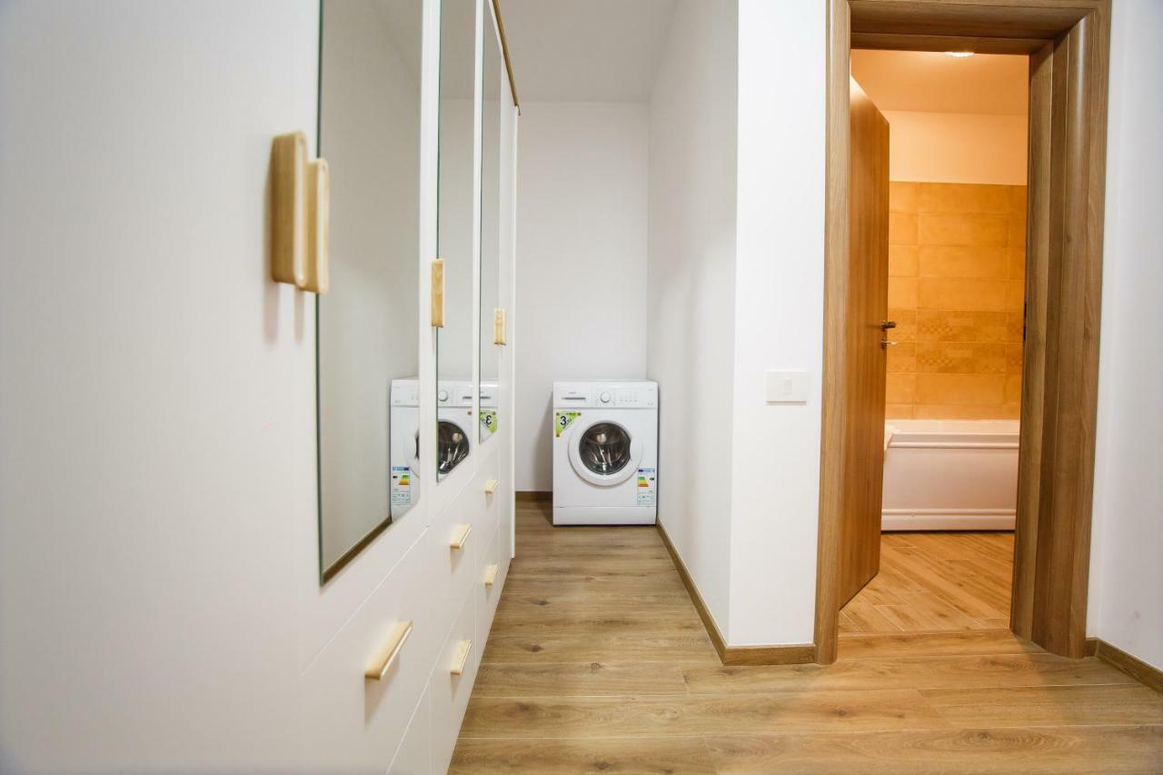 Spacious & Bright 2 Bedroom Central Apartment 오라데아 외부 사진